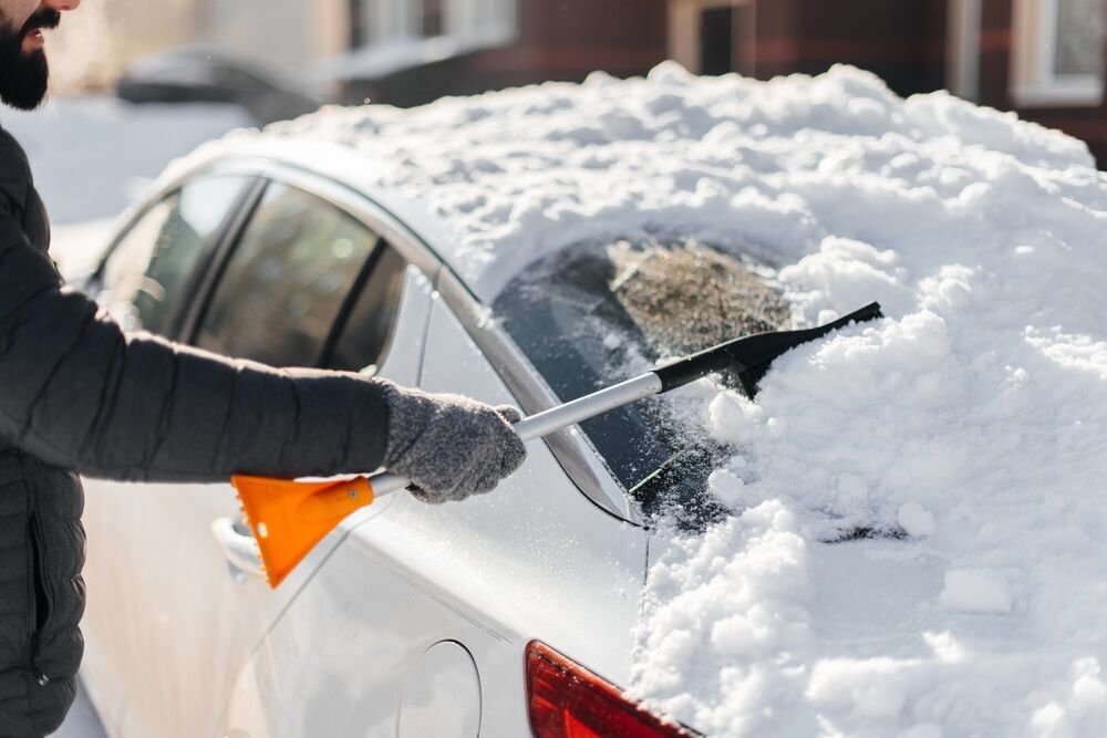 Sneg na vozilu i parkingu – Kako bezbedno se isprakirati