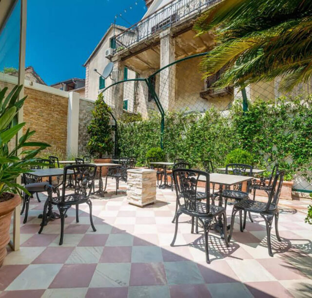 Restoran na otvorenom Hotel Kerber-Graz 1860 Kotor